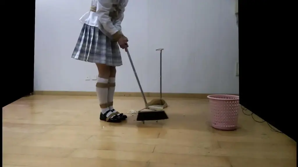 捆绑 x 简单家务 内容：戴着猫耳，穿着jk制服和不同鞋袜，被捆绑起来做一些简单的家务。在完成所有家务后，穿上黑色小腿袜和小皮鞋，绑着脚，双手套上袜子，用笔将发生的事写在纸上。<br>第一项：扫地<br>并拢捆绑脚掌、脚腕、小腿，双手绑在前面。然后将地面上的纸团打扫干净倒进垃圾桶里，如果打翻了垃圾桶则要受到惩罚。<br>第二项：扫地<br>并拢捆绑脚掌、脚腕、小腿，双手绑在背后。将地面上的纸团打扫干净倒进垃圾桶里，如果打翻了垃圾桶则要受到惩罚。（有惩罚）<br>第三项：整理鞋子<br>并拢捆绑脚掌、脚腕、小腿，白丝蒙住眼睛，双手反绑在背后。找到地面上的两只鞋子，并将两只鞋子踢到墙边并靠在一起。<br>第四项：收拾桌面<br>并拢捆绑脚掌、脚腕、小腿，双手反绑在背后。将桌子上的东西一件一件放进盆里，不能扔到外面，障碍物瓶子不能倒。（有惩罚）<br>总结项：绑住双脚，写日记。<br>·手机自带相机录像总会莫名其妙的变形，不知道是畸变修正还是啥，全默认设置还是会变形 ，有点影响视频效果。