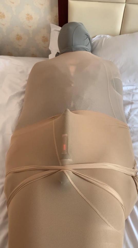 近期线下约绑，五条丝袜包成茧，还有特殊道具，丝袜木乃伊【猛男警告】下周请来一位女S参与调教 猛男警告，CD警告！不喜勿买不喜勿喷！<br>去年一个大佬推荐了一款头部可以360度旋转的G点按摩，自己买了用了之后欲罢不能，在群里推荐大家买，这次的小伙伴就带着过来了，用过了才知道多爽。<br>第一个视频是以前玩的时候顺便拍的，不是什么专业拍视频的，只是玩的时候拍的，追求时长和刺激的可以找专门做视频的，我这里只记录最真实的同好约玩。<br>【要求乱七八糟又多又复杂的也不要来，我们是同好约玩，不是你要找的付费女S】<br>也欢迎江浙沪一带喜欢全包和木乃伊的女孩子、男孩子同好一起交流约玩聚会，qq：3558135792