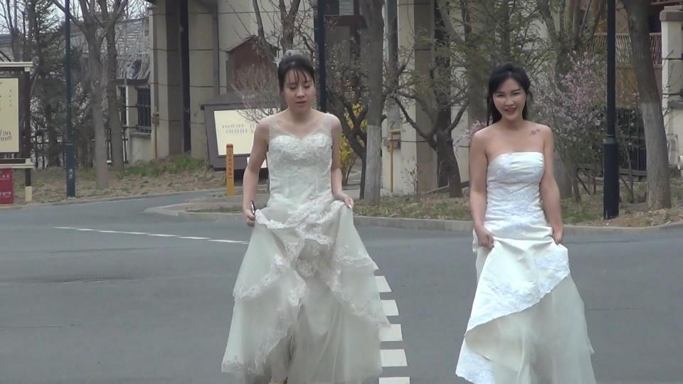 LXZ012 淼淼和鑫鑫：户外捆绑新娘 丽佳模特淼淼和鑫鑫婚纱捆绑户外露出。<br>丽佳欢迎剧本定拍、个人约拍、赞助参演及预约“沉浸式剧本”体验(限m)。<br>诚招全国范围的女模特、女S/女m及女同好加盟(需视频验证)！<br>丽佳2021年度高级会员招募中。<br>详询加QQ:3422510869，注明：丽佳。<br>本视频千万不要在线解压，以防资源被和谐！！！<br><span style='color:#b0b0b0;'>[隐藏文字，购买后可见]</span>