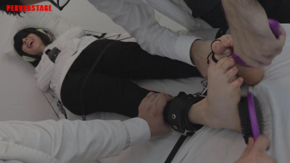 Gabrielle Committed to the Asylum (Custom) 购买链接：<span style='color:#b0b0b0;'>[隐藏文字，购买后可见]</span>Gabrielle is admitted to the asylum, she wants to treat her severe depression, what she does not know is that the treatment to cure her is her greatest fear, "tickling" when the doctor explains what her "stimulation therapy" she is tied to a chair and cannot escape, after gabrielle is taken to a therapy room where the doctors administer the treatment, they bare one of their feet off on a stool, Gabrielle with blindfolded begins to receive the tickle treatment Gabrielle naturally begs for her release, after both Gabrielle's feet are by the dedicated doctors, after a long the doctors leave her alone in the room as they have to attend to another patient, During the doctors absence Gabrielle tries to escape but is subdued in the attempt and taken back to the therapy room, lest she try to escape her is now restricted on the examination table to continue this difficult treatment for Gabrielle.