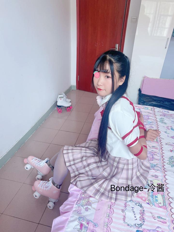冷酱jk制服轮滑鞋白丝五花脚铐拘束套图大合集，接定拍视频有意向私信