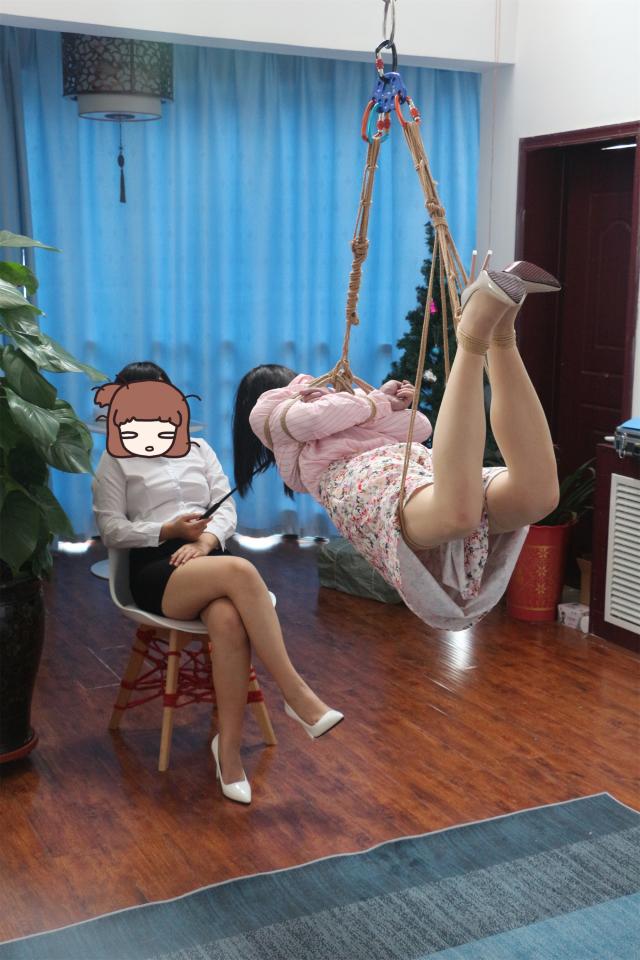 伪娘CD被悬吊调教 - 伪娘cd被女绳师悬吊起来鞭打，调教 [高手缚（中式五花）,吊缚,高跟鞋,胸缚,肉丝,中国女孩,伪娘]