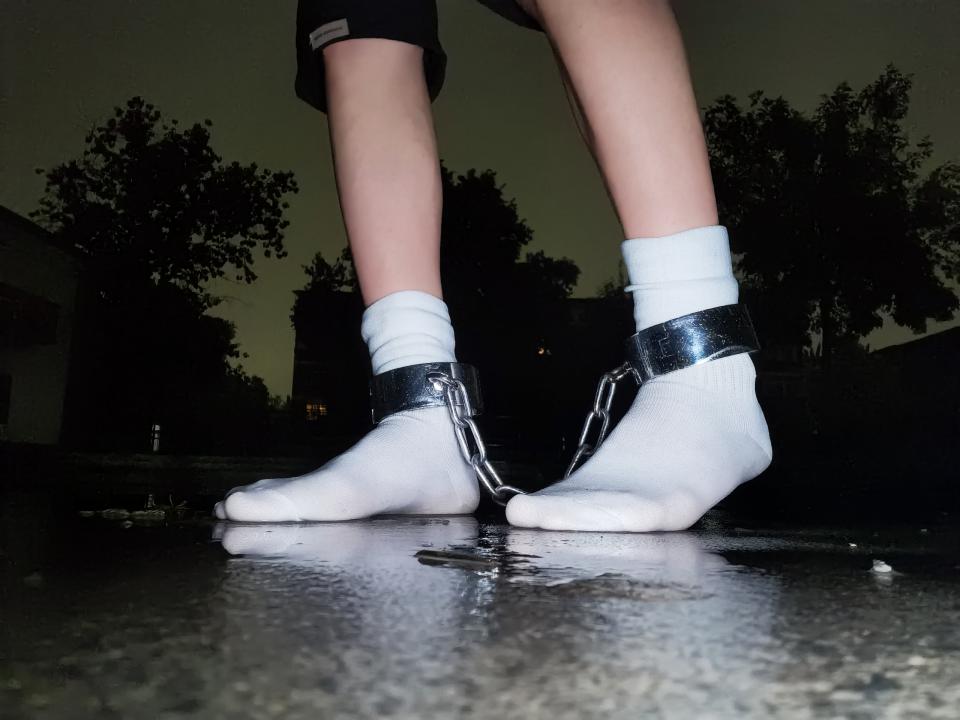 第十波雨夜特别篇～ - 雨天脚镣公园探险，图片都是5～6M的可惜没有办法传高清，可惜可惜～ [脚铐/脚镣,棉袜,短袜]