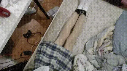 【JK叶子】被绑的我第一视角，让你们也感受一下被绑住挣脱不了的感觉！哼(..•˘_˘•..) 这次是我被绑的第一视角啦，看下去的话应该会挺有代入感喔，让你们也感受一下被绑又挣脱不了的感觉hhh，还以为中途挣脱了皮带，结果只是虚假的希望……皮带绑得是真的紧……