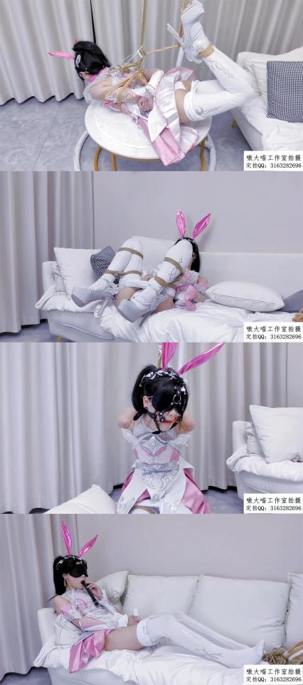 【嗷大喵工作室】-《二次元少女cos系列》第八集-cos小舞褶裙版-紧缚驷马仰头拉紧+手指套塞入抽插+蟹缚M开腿+快乐棒塞入+欧式直臂后手吊起膝盖跪地疼哭+马具口塞+折磨到累瘫+脱白袜手持棒棒自卫口舔 【嗷大喵工作室】-《二次元少女cos系列》第八集-cos小舞褶裙版-紧缚驷马口球仰头拉紧 脱下一点白丝裤袜手指带套塞入抽插 蟹缚M开腿 杨具快乐棒塞入 欧式直臂后手吊起膝盖跪地疼哭（附惨痛的解下过程） 马具口塞 折磨到累瘫奄奄一息 半脱白袜自己手持棒棒自卫再口舔杨具嘴里进出抽插（有尽量距离视角）<br>首先郑重的跟大家道个歉！由于拍摄的时候不知道拍摄机位被风扇对着吹了，导致有部分视频内容有大量风扇的风噪音，呼噜噜的那种声音，全是噪音无法消除，导致被吹到的部分听不清人声，观看到这些部分的时候建议降低音量就看画面就好了<br>近期大投入去租了一个精装房子作为场地，租下来后才发现客厅没有装空调，只能买了两个风扇吹着缓解天热的问题，但是目前看来还是不行，太影响视频声音效果了，所以决定自己出钱买空调回来装，解决噪音和天热的问题，不断地投入只为拍出更完美的作品，所以也希望大家理解和多多支持！<br>此视频为网友赞助衣服拍摄，小舞五年之约cos服大全套一千块左右都是一个网友赞助的，感谢大佬的大力支持！要是有自己喜欢的角色愿意赞助可以联系我询问情况，合适的话就可以承接！<br>解压密码：aodamiao，双重密码均是这个！<br>个别用户压缩包无法解压请下载：360压缩 软件进行解压，因为我是用360压缩软件进行生成的压缩包，此软件百分百解压！<br>拍摄：嗷大喵工作室<br>出镜：柯柯<br>有兴趣的朋友也可以提供服装给工作室以便于视频拍摄<br>有兴趣的联系定拍<br>嗷大喵工作室<br>定拍qq：3163282696<br>视频尺寸：1920*1080