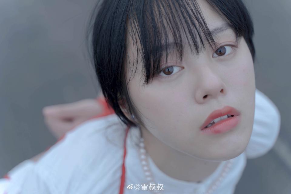 白衣小姐姐的红绳五花紧缚 - 身着白衣的女孩红绳五花加身，楚楚动人，惹人怜爱。原作者：微博@雷叔叔 [高手缚（中式五花）,民族（旗袍）,中国女孩]