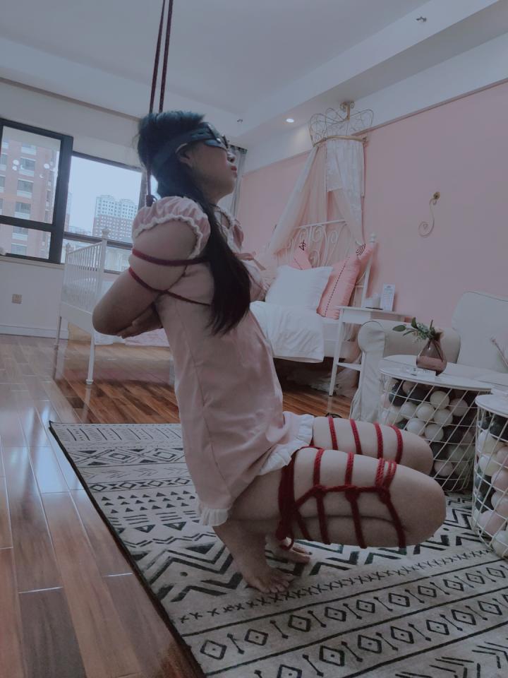 【咕咕精】长腿少女的两难困境紧缚放置体验——脚尖与胳膊，必须有一个要受苦，怎么办？predicament向 这次同样给大家带来predicament向的作品，困境放置系列。<br>把长腿少女的双腿折叠捆绑，让少女坐不下去也站不起来。然后吊高她的双臂，让少女只能在两种痛苦中作出选择：要么踮起脚尖，让脚尖承受身体的全部体重以此减缓胳膊的压力，要么选择放下脚丫，让胳膊被狠狠吊起...<br>少女，面对这种两难困境，你会怎么选择呢？<br>可怜的妹子哟，最后两条白嫩丰满的胳膊都勒紫了...<br>定拍咨询作者QQ3135427957