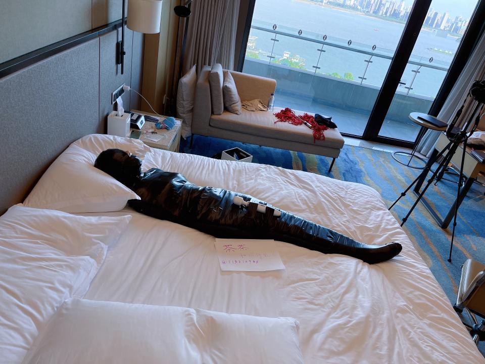 【咕咕精】超绝望！茶茶胶带木乃伊全包7小时拘束放置体验 情绪崩溃到哭，拼命挣扎！-超硬核全包作品 - 绝对超精品作品！目前拍过的硬核拘束放置天花板~这次是茶茶主动要求的7小时感官剥夺木乃伊拘束震动超硬核拘束体验！在感官剥夺的绝对拘束下整整放置了7小时！小话筒都没电了！ 首先用保鲜膜和胶带把茶茶绑成木乃伊，绝对拘束没有一丝一毫脱出的可能。可爱的少女茶茶就这样从人变成了一个物品，只能静静放置着。娇小可爱的身体被黑色胶带包裹后更加像一个可爱的艺术品一样。 怕茶茶无聊，还给茶茶加上了小话筒，此时的茶茶目不能视，口不能言，耳不能听，身体动弹不得，感官陷入一片黑暗，只能在黑暗中静静感受紧贴皮肤的绝对拘束感。 结结实实的把茶茶放置了7个小时，大家看视频中的天色变化就能看出放置时间有多久，从白天一直放置到晚上 [Chinese Female,tape bondage,Vibrator,Encasement,Houchi Play]