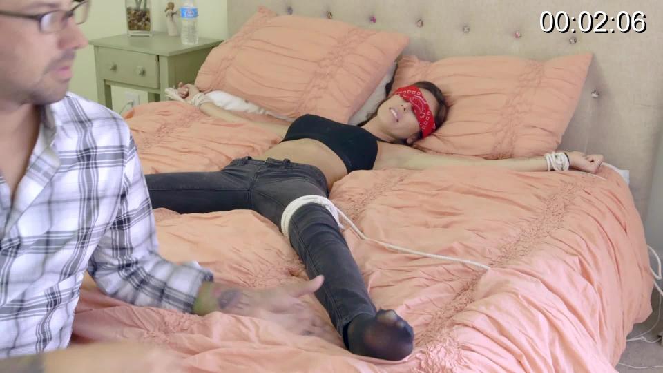 Pop Star Tickle In this custom video, Daphne plays a pop star who has been and tied up. Her captor taunts her and tickles her silly!<br><br><span style='color:#b0b0b0;'>[隐藏文字，购买后可见]</span>