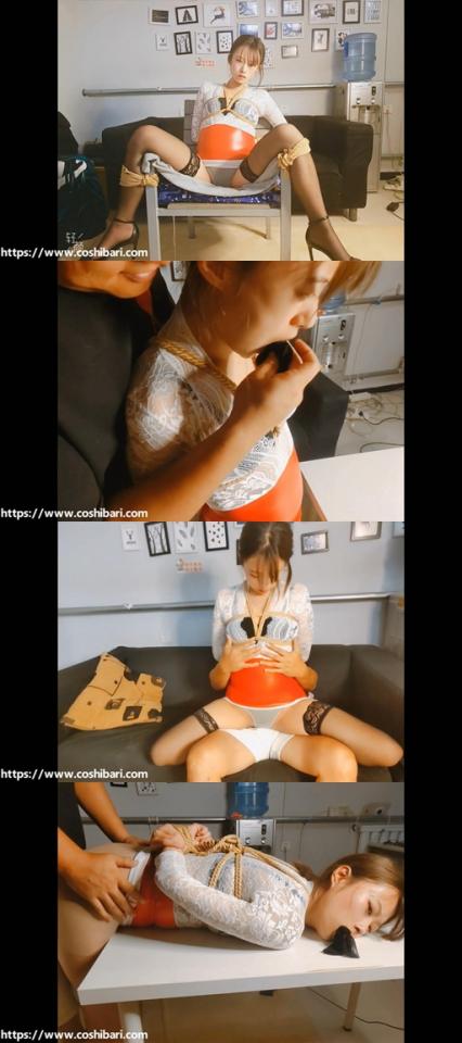 绳次元coshibari出品-用户授权发布定拍作品（下集）-致命的面试！定拍QQ：1467002954！剧情影片-本来试镜的演员被导演假戏真做了！ 以下为全集剧本：<br><br>剧情一（图片仅仅是剧情和绑法的参考）<br>人物：小玲，劫匪<br>服装：服装一：JK服装（袜裤选一种凸现腿型的颜色）<br>1、小玲在网上看到一则兼职演员的招聘，于是打电话要求应聘。劫匪伪装成导演说要上门试镜。<br>2、劫匪上门后，告诉小玲要拍一部女孩子被绑后成功逃脱的教学片，需要现场演练一遍，缺乏戒备的小玲答应了这个要求。<br>3、演练开始<br>4、劫匪一只手从背后搂住小玲，另一只手从口袋里拿出一双丝袜揉在一起塞进学生的嘴里，堵完后还用黑色胶布封嘴。（注意：小玲要挣扎，呼喊，呼喊到一半嘴巴被塞进丝袜。劫匪要粗鲁一点，嘴巴要堵紧。）<br>5、堵嘴后，劫匪把小玲压在桌子上，拿出绳子把小玲反绑紧缚起来。<br>6、上身双手反绑紧缚后，劫匪把小玲扔到沙发上，然后脱掉小玲鞋子，下半身脚踝和膝盖两道紧缚。（注意：一定要绑的紧，绑的紧！绑的过程粗暴点！）被绑的过程中，小玲因痛苦而不断哀嚎。直到被绑之后，小玲才逐渐意识到是遇到了真的劫匪，而不是导演。<br>7、劫匪绑完小玲后，临时去外面接了一个电话。<br>8、被绑后的小玲，心急如焚，拼命扭动身体，用力挣扎，但是身上的绳子绑的太紧。挣扎了一段时间后没有效果，反而然自己掉到了地上。突然，小玲想到了自己曾经看过解绳子的教学，于是从地上坐起来，静下心来，准备自救。<br>9、为了避免劫匪中途回来，小玲先把自己挪到一个角落，然后小玲一边扭动身体，一遍解绳子（反绑的手解绳子要特写一段），最后终于解开了手上的绳子，然后小玲解开身上其他的绳子，撕下嘴上的胶布，取出嘴里的丝袜，再解开腿上的绳子，穿上鞋子，准备跑出去门求救。<br>10、岂料，刚打开门，劫匪刚好回来，劫匪立马用手帕和迷药捂晕了小玲。镜头切换。<br>剧情二（图片仅仅是剧情和绑法的参考）<br>人物：小玲，劫匪<br>服装二：性感一点的 袜裤 高跟鞋<br>1、小玲迷迷糊糊醒来，发现自己身上的衣服被换了一套（服装二），而自己也被紧紧绑在了客厅的椅子上。（双手要反绑，双腿开腿绑在椅子的凳脚上，绑的要很紧）。小玲大喊救命，并挣扎着开始解身上的绳子，挣扎了一段时间，劫匪出现。<br>2、劫匪拿出丝袜堵住小玲的嘴，然后蹲下来，脱下小玲的两双鞋子，一边摸着小玲的肉丝脚，一边欣赏小玲挣扎的样子。看着小玲挣扎的模样，劫匪来了兴致，开始抚摸挑逗小玲全身，准备行苟且之事。<br>3、劫匪拿出刀威胁小玲，想活命就不要反抗。然后解开小玲腿上的绳子（上半身仍然被绑着），把小玲拉到沙发上（或者床上）。<br>4、劫匪坐下来，然后让小玲双腿岔开跨坐在自己腿上，开始抚摸挑逗小玲。（小玲和劫匪靠的紧一点，挑逗方式自由发挥）<br>5、小玲被劫匪挑逗的难以忍受，在劫匪身上扭来扭去，最终没忍住发出了一声呻吟，这声叫声唤醒了劫匪全身的欲望，劫匪打算侵犯了小玲。<br>6、劫匪把小玲压倒桌子上（胸朝下背朝上），用双脚撑开学生的双腿，把小玲的袜裤往下脱到膝盖处，再次用双脚撑开学生的双腿，色狼用手抚摸学生的屁股，然后脱下自己的裤子，开始后入式[不可描述]小玲。（①整体像下图一样的效果。②小玲外面穿一条厚一点的袜裤，里面再穿一条薄的透明袜裤，内裤不穿或者尽量看不出来，使效果看起来真实③劫匪脱小玲袜裤，劫匪脱自己裤子画面要拍出来。）<br>7、[不可描述]到一半，劫匪性质越来越高，小玲也从一开始的反抗变成了享受。劫匪取下小玲嘴里的丝袜，双手不断揉捏小玲的胸，并用手指挑逗小玲的舌头，最后劫匪和小玲双双到达[不可描述]。<br><br>注意：（1）捆绑一定要紧缚，要绑的紧，紧，紧！堵嘴一定要堵的紧实。<br>（2）小玲在整个拍摄过程中要不断挣扎，扭动，呼救。<br>（3）挣扎过程中，反绑的双手以及丝袜脚的镜头多一点。<br>（4）影片时常40~60分钟左右。<br>（5）挑逗诱惑拍摄的唯美，[不可描述]戏份要充足，劲爆。<br><br>绳次元coshibari出品-用户授权发布定拍作品（下集）-致命的面试！定拍QQ：1467002954！剧情影片-本来试镜的演员被导演假戏真做了！