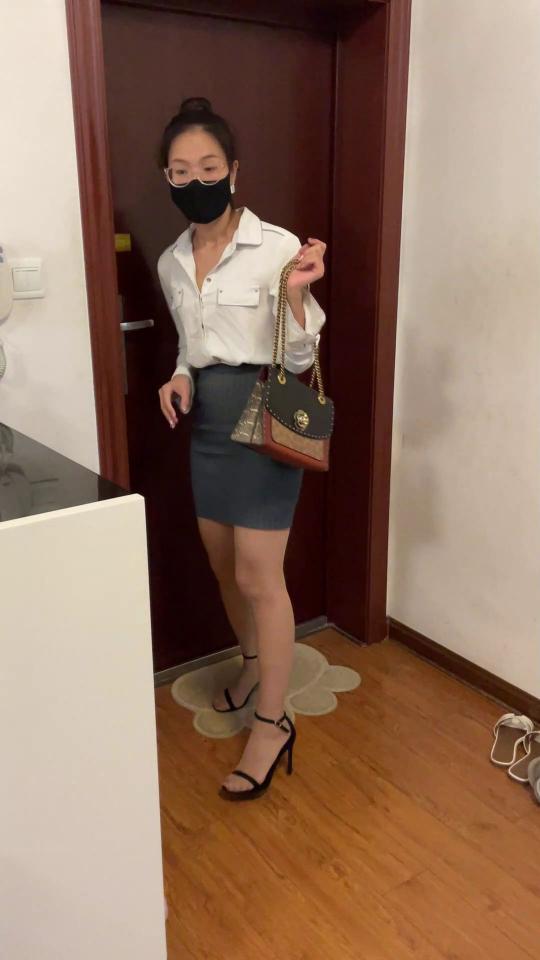 媳妇儿的特殊要求 媳妇儿早下班，辛苦的总是我，不过OL装丝袜凉高真的是yyds，百看不软，可惜老王叫我打球，媳妇儿自己在家会发生什么特殊的事儿呢.....<span style='color:#b0b0b0;'>[隐藏文字，购买后可见]</span>