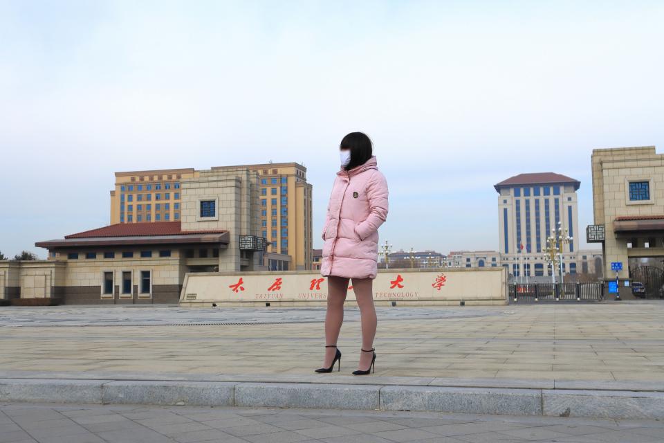 白袜伪娘肉色冬季外出 - 这是一年冬天我穿着高跟鞋和肉色丝袜外出拍的，衣服尚可，是这么高的鞋子穿的人少，我尽量找人少的地方，这个免费让同好欣赏下吧 [高跟鞋,伪娘]
