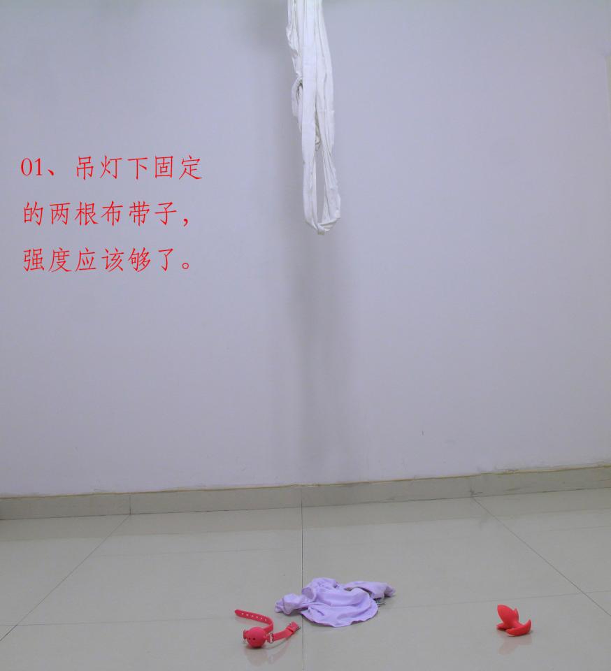 白袜伪娘倒吊双脚，背锁密码锁解脱 - 把双脚吊高，双手用密码锁锁住，当时觉得密码锁要费点劲儿，实际密码锁不难，反而是双手都自由了，却无法把自己从绳子上解下来，折腾了好久，算是长了经验了。 [白丝,伪娘]