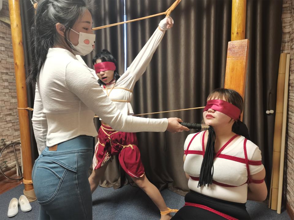 两个女孩参观绳艺体验店 - 两个女孩参观体验店，最后绑着睡觉