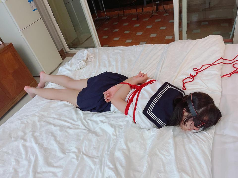 【咕咕精】双马尾萝莉茶茶日式驷马绑脚趾TK电击（白幼瘦、极品嫩足、金属口枷、tk+电击虐足、软萌可爱） 这次带来的真的是压箱底的神作，萝莉茶茶的极品嫩足真的是白里透红，茶茶的小脚丫天生就粉粉嫩嫩的，轻轻触碰脚底就会有可爱的红色浮现出来！<br>而且茶茶真是娇小型萝莉，少女的身材和神态不是模特能演出来的！<br>可爱的茶茶小脚丫绝对绝对是极品，很多朋友都说茶茶的脚底是看到最棒的~纤瘦又不失婴儿肥，最难能可贵的是皮肤超嫩！<br>这次应该是茶茶驷马电击虐足系列的第二部，同样把茶茶驷马绑好后连两只可爱的大脚趾都绑起来，紧到茶茶的大脚趾都被勒紫了~然后仔细抚摸茶茶柔嫩的脚心软肉，欣赏完毕后对茶茶进行残忍的tk~<br>茶茶的脚心异常柔嫩敏感，挠几下就会发红，整个脚底都是可爱的粉红色~足底肉更是软软的超级好摸~这么可爱的足底，怎么能不狠狠虐呢~<br>口枷也非常可爱，小嘴被迫张开，白皙的皮肤和和金属的质感相得益彰，温软的小舌头就乖乖的垂在口中，记得把手指伸进嘴里好好玩弄小舌头哦~<br>所以还要拿出电击拍对茶茶的嫩足进行电击，茶茶可怜又敏感的小脚一被电击拍触碰到就会发出悲鸣，拼命地挣扎..而我又残忍的用电击拍在茶茶的嫩足上拉小提琴，许久不离开....<br>少女可爱的小脚丫几乎要崩溃了，而夜还漫长呢。。<br>少女的嫩足撑不过今晚啦。付出代价吧~谁让你的足底那么柔嫩可爱呢~<br>定拍/应聘模特联系作者QQ3135427957<br><span style='color:#b0b0b0;'>[隐藏文字，购买后可见]</span>