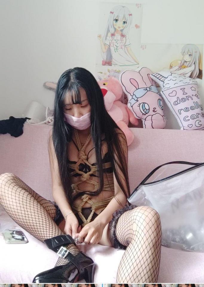 该视频已发布，在我主页购买，视频截图冷酱家中自缚龟甲自缚连体镣铐，单手套高跟鞋跑步机跑步，自缚m开腿跑步机电击器 旧作定拍视频 - 过年不放假接自缚定拍有意私信联系 [中国女孩,口罩]