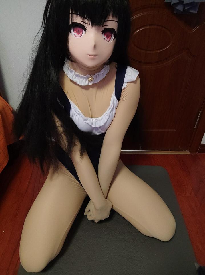 kigurumi：娃娃的里面是什么呢 - 主人晚上回到家，接下娃娃带了一整天的头壳，里面是眼罩和满是口水的口塞；主人调教了娃娃一番，然后把娃娃拘束起来塞上td离去，留下可怜的娃娃在黑暗中绝望地挣扎等待gc