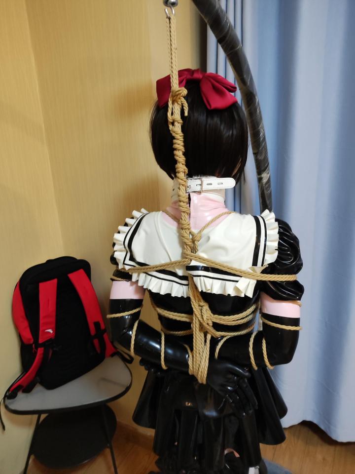 星河胶衣kigurumi调教2 星河的第一个长视频来啦，小m星河穿上乳胶jk戴上头壳被主人单腿吊缚，第一次体验这样的捆绑姿势感到既紧张又奇妙，身体因为站不稳不时晃动，主人不断用[不可描述]按摩着自己的敏感部位，一旦没站稳就会挨打呢，小m身体一直颤抖着连连求饶，数数看这次一共被抽了多少下……来自南京的萌新刚刚入坑，是m哦，喜欢胶衣，kig，束缚，寻找同好一起玩耍拍视频，有兴趣的可以加Q204887249，希望大家多多支持，今后会推出更加精彩的视频哦～