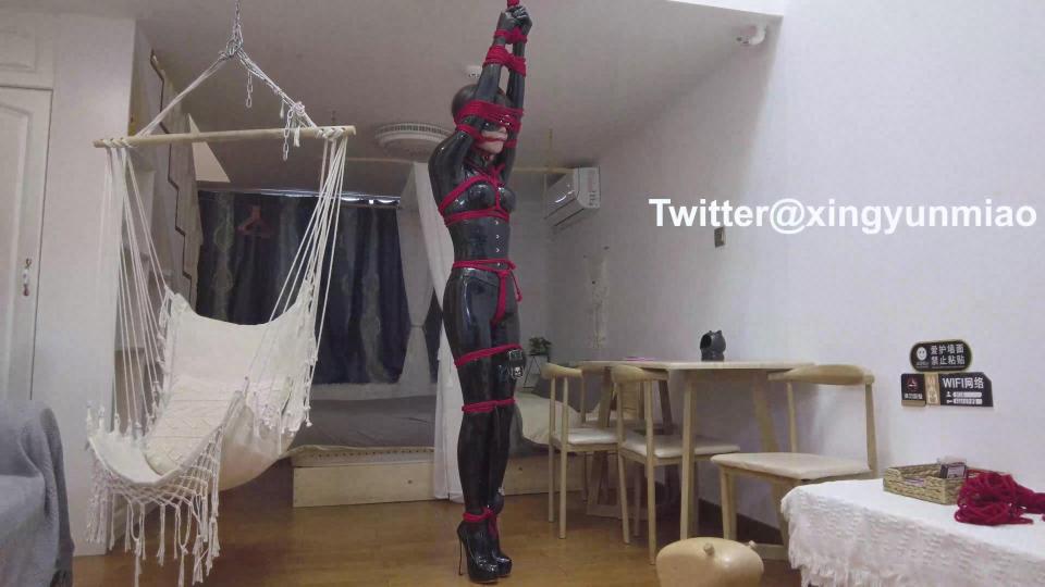 《乳胶爪爪一字吊缚》全包乳胶+15cm高跟鞋和束腰，装备上各种玩具，胶化玩具爪爪完成了~【正片已发布】 - 这是一则预告， 正片已发布在首页，请到主页寻找。1.乳胶爪爪配上红绳被绑成人棍，双手被吊起，头部被夹在中间，绳子勒紧固定住嘴巴。当然不可能只有这么简单，充气G塞和5蛋训练器的加持，爪爪性奋的浑身发抖（反正我感觉不是害怕的）鞭打之下爪爪拼命求饶，心慈手软的主人当然会为小m考虑的，鞭子换成挠痒，爪爪的挣扎更剧烈了！最后高跟鞋被脱下，爪爪只能垫着jiojio，随着ZDB的加入，爪爪的呻吟声变得更大了，一阵抖动结束了第一次！戴上头套完全乳胶化的爪爪变得更涩了，双手绑在两侧当然是为了可以调教的更久了，随着双腿的吊起，爪爪彻底失去了挣扎能力，在ZDB和筋膜枪的蹂躏下，乳胶rbq爪制作完成！