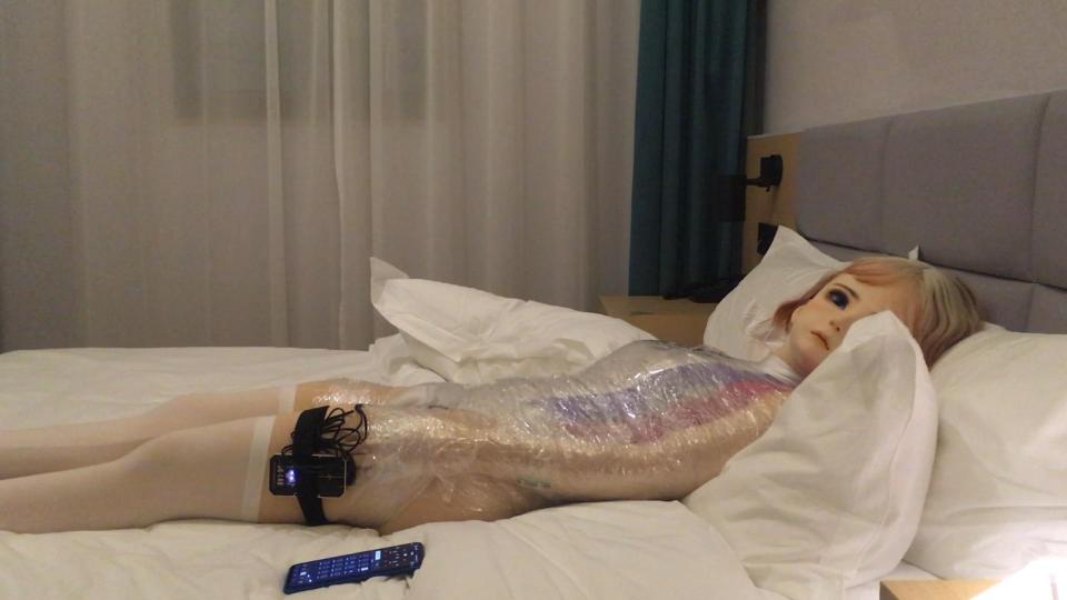 kigurumi保鲜膜木乃伊+电击调教+棉被包裹 星河的身体被保鲜膜层层包裹住，腿上和屁屁上都被贴上了电击贴片，再加上棉被的包裹，极度的闷热和剧烈的挣扎让体力几乎透支，伪娘s还时不时玩弄着自己的身体，一阵一阵的瘙痒和电击正慢慢袭来……来自南京的萌新刚刚入坑，是m哦，喜欢胶衣，kig，束缚，k9，寻找同好一起玩耍拍视频，有兴趣的可以加Q204887249，希望大家多多支持，今后会推出更加精彩的视频哦～