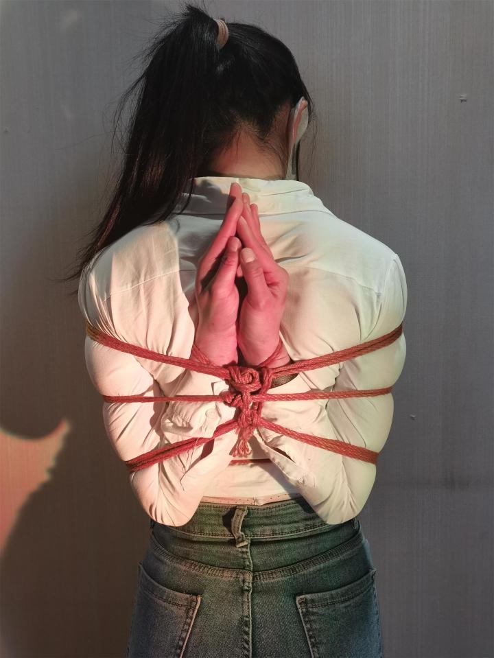 笑笑后手观音紧缚 - 一绳所爱欢迎您 [高手缚（中式五花）,后手观音,堵嘴,中国女孩,长裤（牛仔）,跪缚]