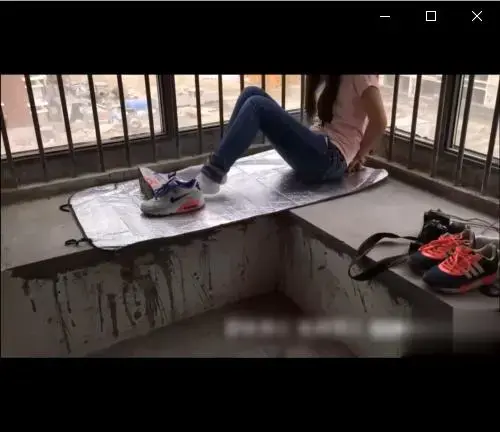 将运动鞋美女脱白棉袜挠玩玉足~1 将运动鞋美女脱白棉袜挠玩玉足<br>创作：尘冰作品<br>购买链接：<span style='color:#b0b0b0;'>[隐藏文字，购买后可见]</span>