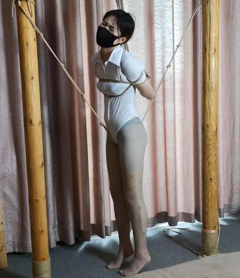 杨蕊 股绳地狱 无处安放的大长腿 随心原创 杨蕊 灰丝 走绳  股绳上的固定    定拍  QQ 63111044<br>不要用手机下载 用电脑下载完成之后解压  解压密码 ：随心