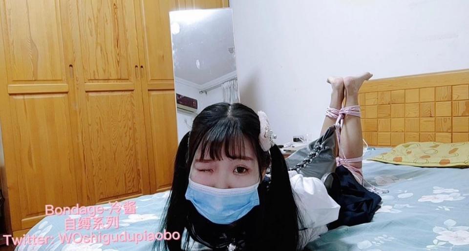 正片已发布，视频截图购买进主页，【冷酱自缚25】双马尾可爱冷酱裸足jk水手服自缚直臂驷马，裸足展示粉嫩脚丫，自缚驷马后挣扎表演一小时 [单手套,口罩]
