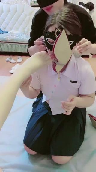 【薇薇S】调一下，女奴和一只小可爱一起跪着给我舔脚 【薇薇S】调一下，女奴和一只小可爱一起跪着给我舔脚<br>创作;【薇薇S】<br><span style='color:#b0b0b0;'>[隐藏文字，购买后可见]</span>