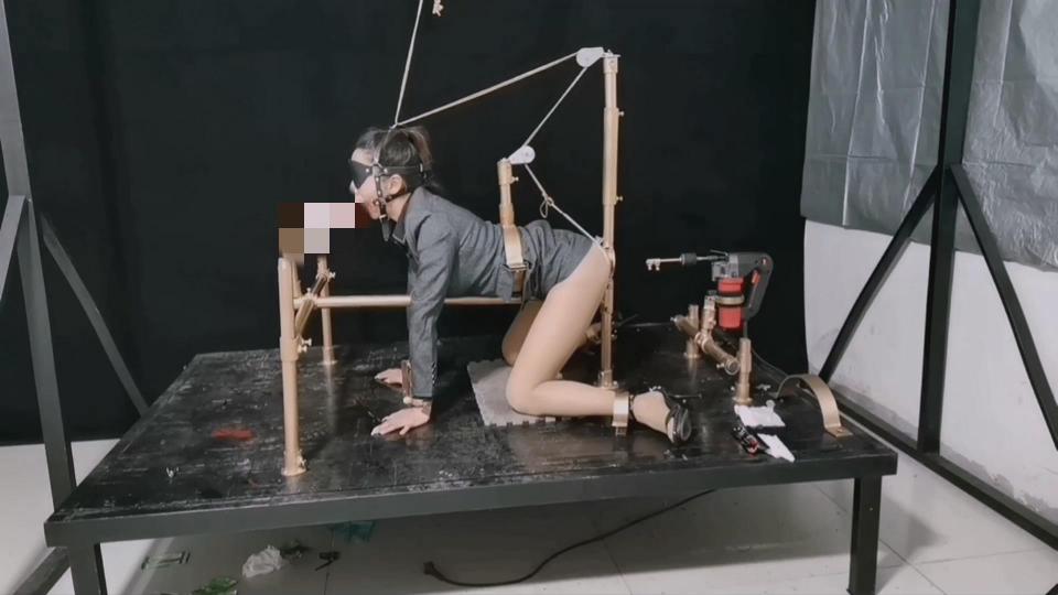 一种让雅思浑身舒服的K9架禁锢模式,一上去直接上干货,p机、TK、滚针、气体TD鞭打玩命地干,把G勾狠狠地拉起,口水和SAO水止不住地暴琉...... 解压密码:hdsy<br>让雅思最听话的一种禁锢方式,连扭动的机会都没有,只能乖乖地接受任意TJ,P对准Y部烈开火,嘴又CHA入一个神秘礼物,无奈只能呻吟乌乌，接下来TK、滚针、气体TD、鞭打轮替折磨,最后把G勾通过滑轮高高吊起,强迫把头吊起来,完美的一种乖狗姿式......<br>同好定拍交流、想合作加盟的老铁请加QQ272728243微信SY118156