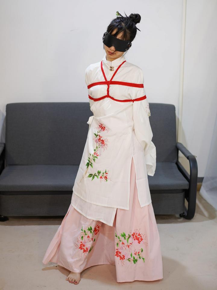 汉服红绳捆绑