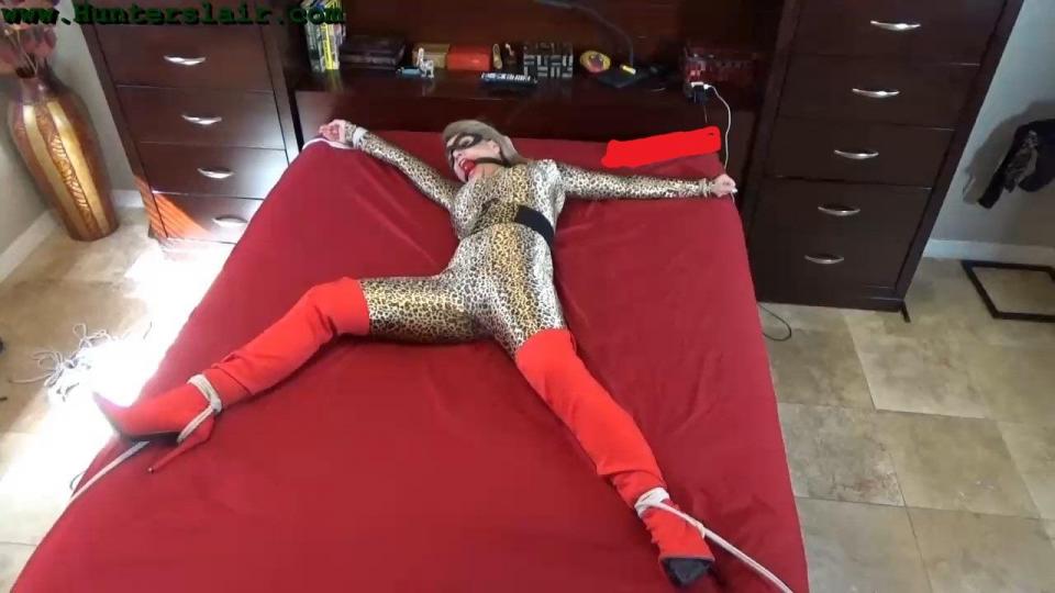 Busty crimefighter tied down for orgasms (WMV 3000kbps) 简介：<br><br>丰满的犯罪斗士被捆绑在一起获得[X_X]（WMV 3000kbps）。<br> <br>盯着Carissa Montgomery作为~美洲豹~的人<br>超级女英雄, 捆绑, 穿着靴子的少女, 猫衣, 蒙面, 张开鹰嘴, 挣扎, 球塞, 裆部绳子, [X_X], BDSM<br>金发碧眼的犯罪斗士捷豹被猎人抓住了，醒来后发现自己被绑住了，在床上张牙舞爪。她拼命拉扯绳索，但绳索深深地咬住了她的手腕和脚踝，根本无法逃脱。她抬起头来，却被绑在她喉咙上的绳子勒住了。当她继续挣扎时，她对着卡在她牙齿之间的紧身球发出了沮丧的呻吟。这时，戴着面具的猎人走进房间，他嘲弄她，嘲笑她绝望的困境。然后，他开始了他的邪恶工作，羞辱他被紧紧捆绑的克星。一根绳子绑在她纤细的腰上，然后拉到她的两腿之间。一根棒状振动器被绑在胯下的绳子上，这样振动器的头就会用力压在她的[X_X]。邪恶的猎人随后打开振动器，让无助的女主角在绳索中挣扎，因为振动器刺激着她的[X_X]。捷豹拼命挣扎，不让自己兴奋起来，但振动器是无情的，随着她第一次[X_X]的到来，她很快就在快乐中呻吟起来。当她达到[X_X]时，她被紧紧捆绑的身体绷紧了，并在绳索上拉扯。在她的宿敌面前，捷豹感到被击败和羞辱，但振动器仍然继续刺激她被过度刺激的[X_X]。她能感觉到另一个[X_X]在她体内形成，她沮丧地对着她的口罩尖叫。她拼命地拉扯着绳子，但由于某种原因，紧绷的绳子让她更加兴奋。她再次达到[X_X]，对着她的嘴大喊大叫，她不知道自己还能承受多少才会刹车。(9:14分)<br><br> <br><br><br>Description:<br><br>Busty crimefighter tied down for orgasms (WMV 3000kbps)<br> <br>staring Carissa Montgomery as ~Jaguar~<br>superheroine, bondage, damsel in , boots, catsuit, masked, spread eagle, struggling, ballgag, crotch rope, orgasms, BDSM<br>Busty blond crime fighter Jaguar has been captured by the Hunter and awakens to find herself tied down, spread eagle on her bed. She pulls desperately at the ropes but they bite deep into her wrists and booted ankles, there is no escape. She lifts her head only to be choked by a rope tied around her throat. She moans into the tight ball jammed between her teeth in frustration as she continues to struggle. Then the masked Hunter comes into the room, he taunts her and laughs at her desperate plight. He then goes about his evil work to humiliate his tightly bound nemesis. A rope is tied around her slender waist then pulled down between her legs. A wand vibrator is tied to the crotch rope so the head of the vibrator is pressed hard against her pussy. The nefarious Hunter then turns the vibrator on and leaves the hapless heroine struggling in the ropes as the vibrator stimulates her pussy. Jaguar fights hard to keep from getting turned on but the vibrator is relentless and soon she is moaning and groaning in pleasure as her first orgasm builds. Her tightly bound body tenses and strains against the ropes as she orgasms. Jaguar feels defeated and humiliated in front of her arch enemy and still the vibrator continues to stimulate her over stimulated pussy. She can feel another orgasm building in her as she screams into her gag in frustration. She pulls desperately at the ropes but for some reason the tight ropes turn her on even more. She orgasms again screaming into her gag, she doesn't know how much more she will be able to take before she will brake. (9:14 minutes)<br><br><br><br><span style='color:#b0b0b0;'>[隐藏文字，购买后可见]</span>