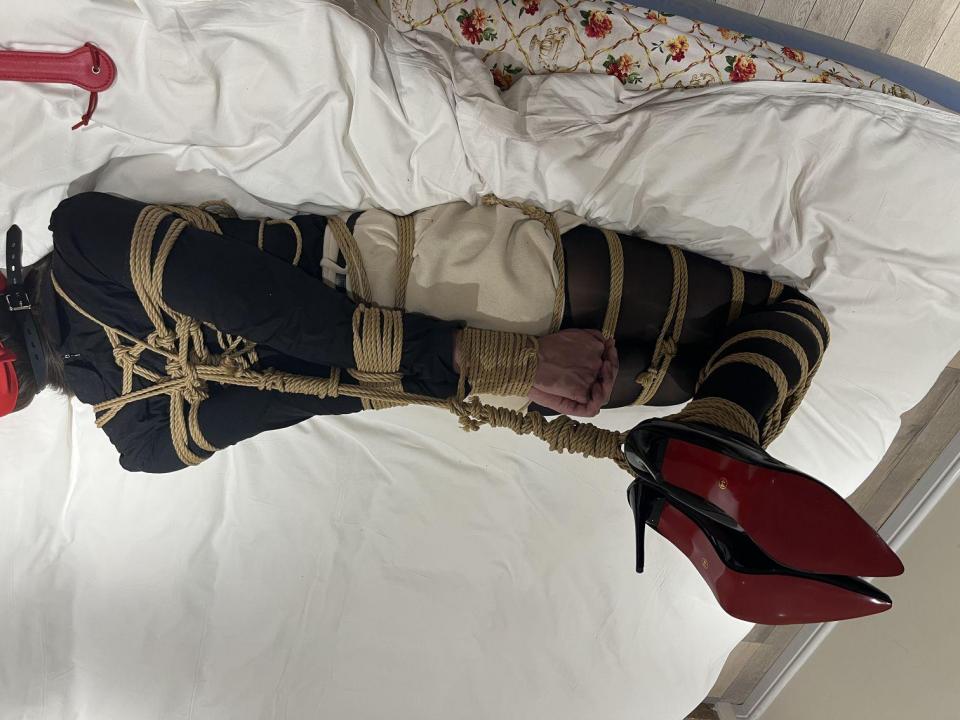 楼下捆绑吊缚，后手观音 - 新来的缚手喜欢捆绑调教小可爱的一次完美体验~后手观音楼梯吊缚 [Hogtie]