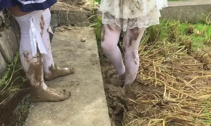 双人白丝户外玩泥弄脏带女同向 早期比较成功的作品，两个妹子性格都很好，在乡间穿着白丝互相弄脏，互相蹂躏，带一点女同情节，绝对值得收藏。