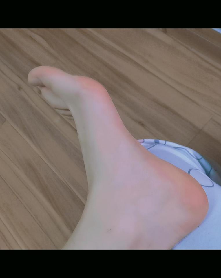 高三学生萝莉嫩脚 - 超嫩学生妹的美脚 [中国女孩,赤脚裸足,恋足]