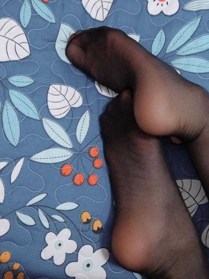 18岁学生妹黑丝嫩脚第二弹 - 清纯的脚丫配绝美的黑丝 别有一般风味