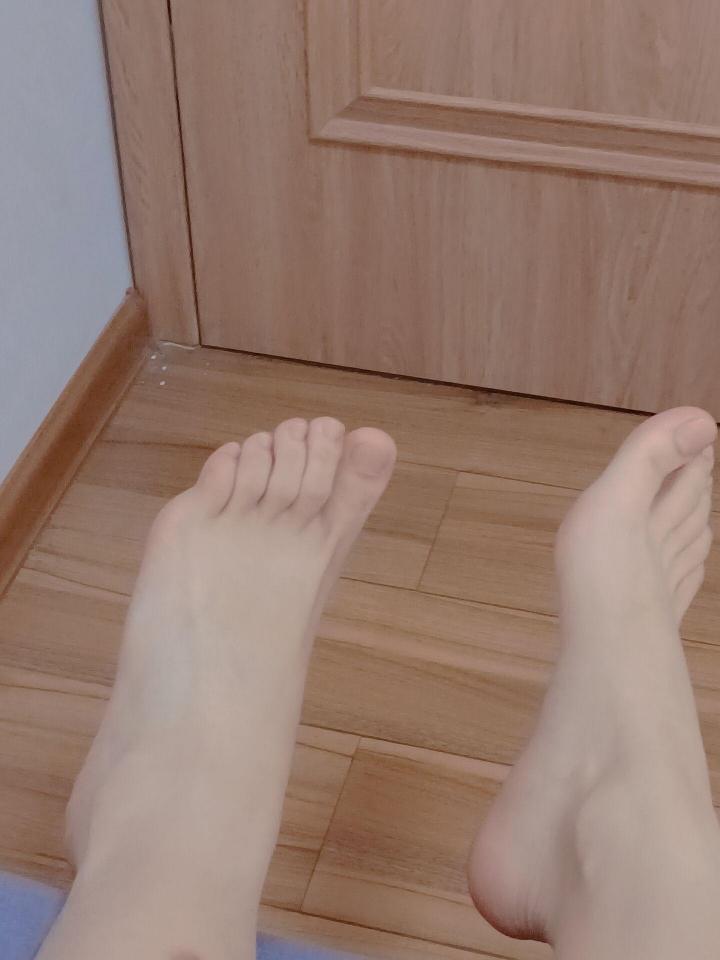 高三学生闲暇之余晒晒脚脚 - 水嫩 清纯 青春就是资本！ [中国女孩,赤脚裸足,恋足]