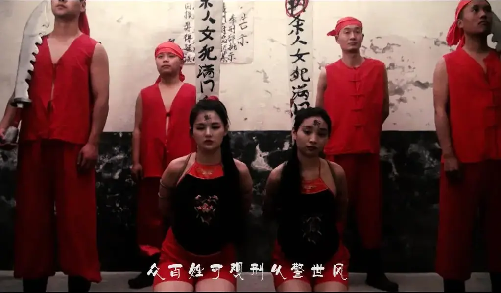 古装女囚片《母女情囚》  母女去大户人家行窃伤人性命 明朝嘉靖年间，江苏吴江县有一刁姓人家，女儿出嫁缺少嫁妆，于是到大户人家行窃，后被察觉，不慎伤人性命，母女被吴江县缉拿归案。。。。。。喜欢联系我们定拍 QQ342642509