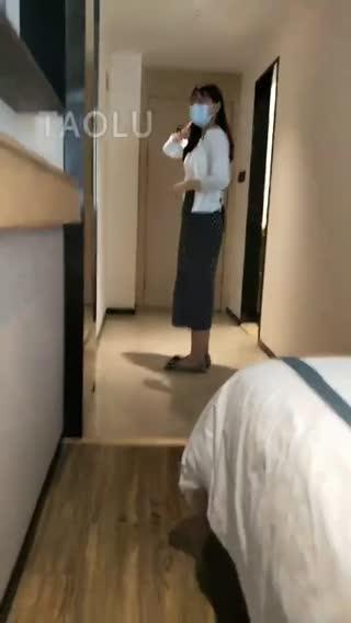 【梵高M】（舔丝足）金融姐姐尝试了 【梵高M】（舔丝足）金融姐姐尝试了<br>紧接着上一条，等到金融白领姐姐到酒店房间，她穿的昨天一天肉丝，准备开发她舔丝足，上闪<br>没有好好舔到，刚开始怕痒有点抵触，后来尝试了一下，好多了，她说有点舒服和反踩踏，踩<br>手，脖子，头，舔丝足，插带深喉，钻膀，耳光，在镜头看不到地方，姐姐还调皮踩了一下挡，<br>终于成功了好刺激。很满意！<br>原创作者：套路直播<br>购买链接：<span style='color:#b0b0b0;'>[隐藏文字，购买后可见]</span>