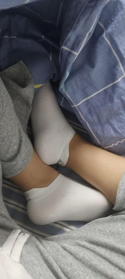 学妹五一寝室腿袜脱袜 - 非常宠我的学妹，说脱就脱啦 [中国女孩,棉袜,恋足,短袜]