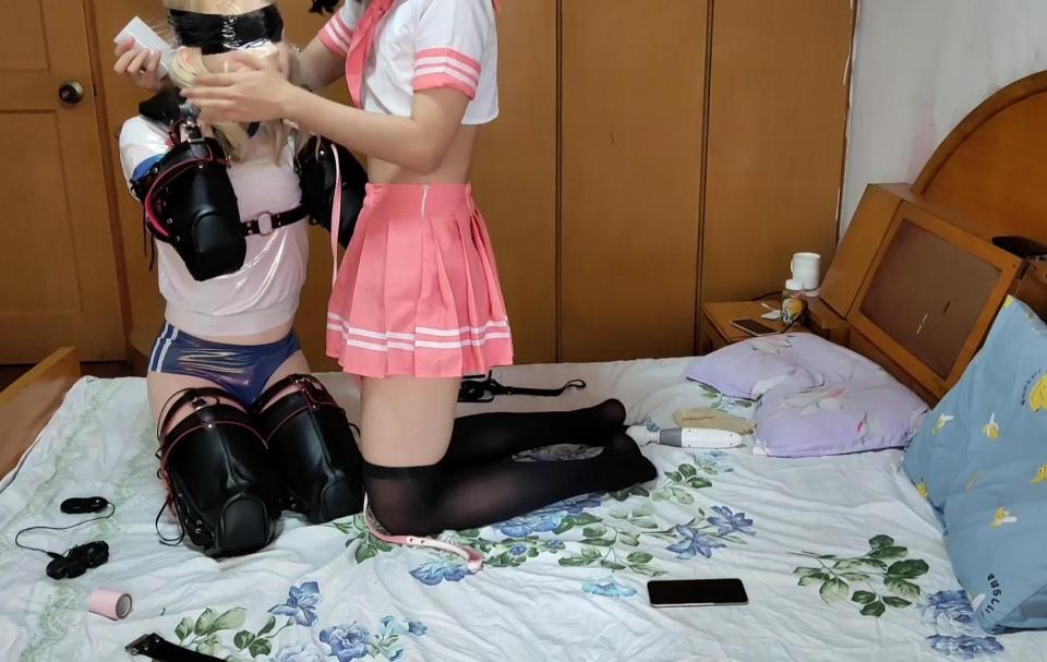 k9调教kigurumi 2 人形犬初体验 几轮不断的挠痒挣扎后已经疲惫不堪，又被保鲜膜封住了一部分呼吸孔，调教仍未停止，新一轮更加刺激的play在后面哦，玩到最后真的已经完全体力透支了，都快挣扎不动了(来自南京的萌新刚刚入坑，是m哦，喜欢胶衣，kig，bdsm，寻找同好一起玩耍拍视频，有经验的s更好啦，有兴趣的可以加Q204887249，希望大家多多支持，今后会推出更加精彩的视频哦～)<br>