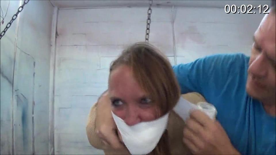 QT had a great time Once again QT is put in a tight spot. And she could not be happier. Fist she is strappadoed hard, gagged and blind folded. Ass smacked constantly as I add more rope and tape. leaving her tightly bundled and happy.<br><br><span style='color:#b0b0b0;'>[隐藏文字，购买后可见]</span>
