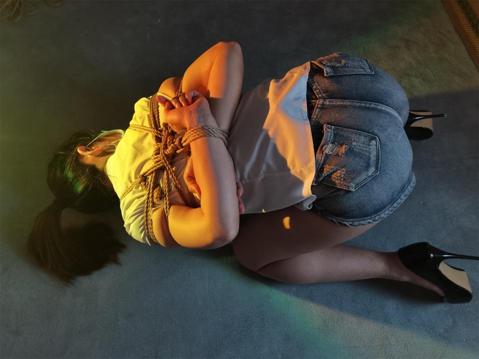 新模女孩白衬衣性感捆绑 - 一绳所爱欢迎您