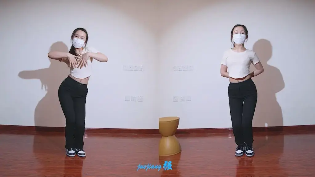 小开宅舞定拍2-手铐脚镣 客户定拍的小开宅舞 rollin 分为锁链版本和紧缚版本 ···有想看的服装道具什么的可以提建议 联系我了解更多花絮日常 拍摄内容提前爆料 每日更新提前获取 日常发福利 各种惊喜等着你 喜欢的可以关注支持一下 想要定拍.约现 套图定制等 联系1721864884 Twitter@juejiangqiang  售原味送脱袜视频有需要的联系 1721864884