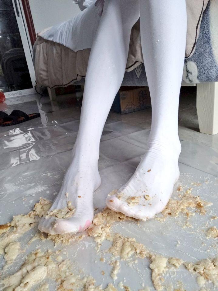 【东南の原创】白丝踩踏，直臂kb k9狗狗爬行 郊狼电击，还有几张kig写真（里面有zukong狂喜的内容哦） - 不是标题党哦，以前拍的太多图了，之前整的太少，现在打包卖，交流1993340453，下期想看什么评论区留言哦，（视频得缓缓）
