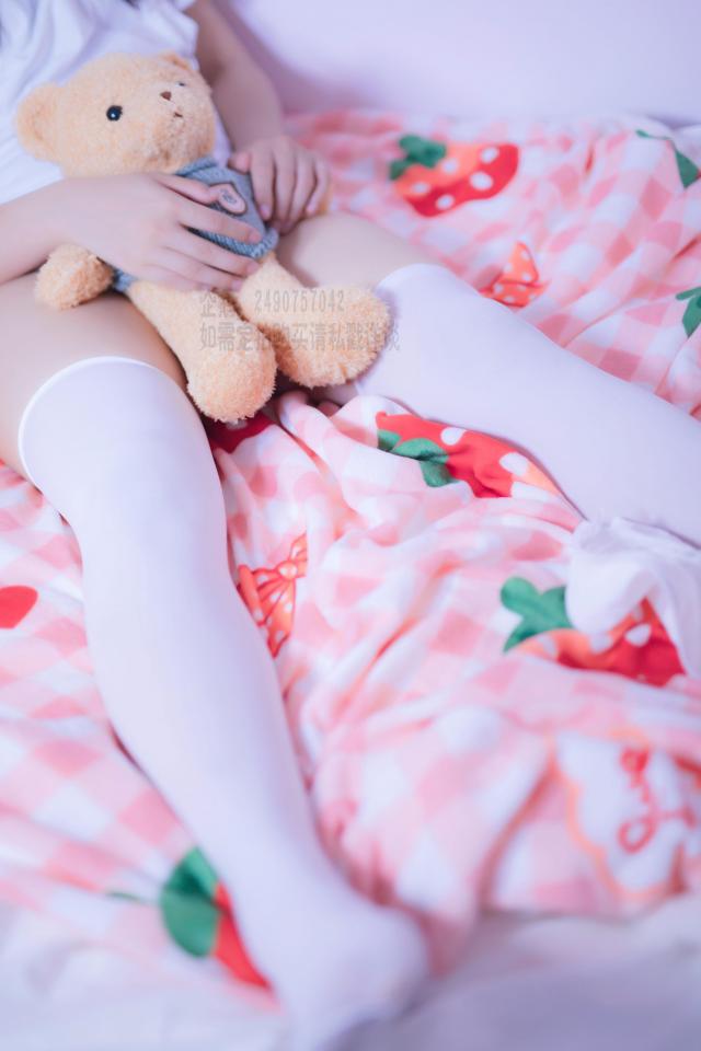【莉雅的写真之作】少女的清晨游戏-足与绳【上】               定制请联系：2490757042 - 编号：liya-xz-005 少女：莉雅 内容简介： 足、绳 剧情简介： 清晨的少女、洁白的袜子、黑色的绳子编织出一幅特别的图画   图集数量：72P（分上下两部，上部更多的腿足，下部则以绳为主）(封面序号为11/20/27）