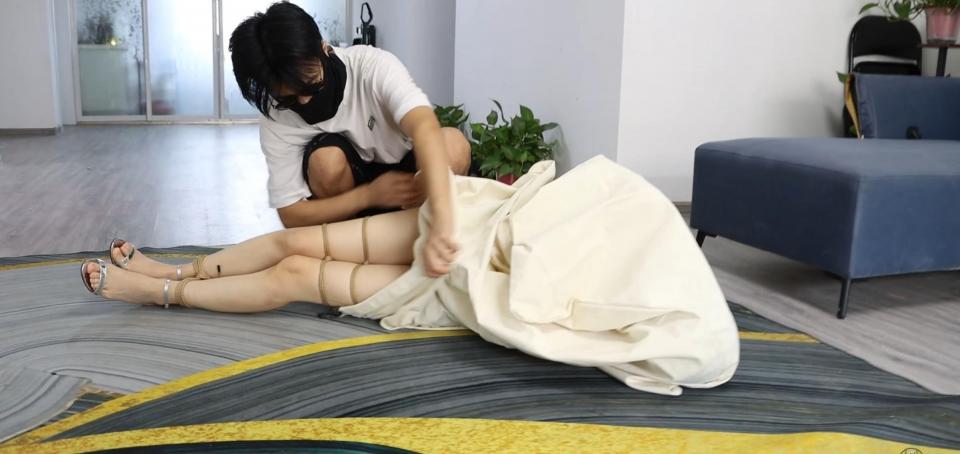 人质第二部第四集：邮寄 （因为原定工作室暂时无法拍摄，所以这集换了一个工作室，不过还好模特是一样的，具体什么时候恢复拍摄原定工作室也还没回复）在上次被小偷绑好之后就离开，留下独自被捆绑的刘小萌，可是费了她很大的劲才解开。这天她坐在房间，拿着自己随身携带的手铐铐铐在自己手上，不过很快就用钥匙打开了。撅着嘴不高兴的说：“看来一个人还是没有感觉，诶，上次那个小偷绑的还不错，有了。”接着刘小萌便打通了一家会所的电话，坐在房间等待会所工作人员的到来。很快一家绳艺会所的人便接到刘小萌的电话，便来到了刘小萌的家中。工作人员：“刘小姐按照您的订单信息，我是需要将您捆绑起来寄往订单上的地址，您准备好了吗？”刘小萌：“准备好了，开始吧！”很快刘小萌就被捆绑起来，被戴上口球眼罩，接着工作人员拿来一个巨大的袋子罩在了她的身上，扛着她走出了房间。<br>房门被推开，我们的小偷阿光走了进来。不过看到客厅中有一个巨大的袋子，袋子还在不停的蠕动着，随着袋子的蠕动还有女人的呜呜声从袋子里面传出来。阿光立刻警惕起来，走到袋子面前小心翼翼的打开袋子。而出现在他面前的居然是上次的女j，(关键词用字母代替了)此刻正被绳索紧紧捆绑着，戴着眼罩与口球。阿光：“这不是上次的那个女j吗，谁把她绑来的啊！该不会是来找麻烦的吧！”（你见过这样找麻烦的嘛/偷笑）管不了那么多了，送上门的这不好好的惩罚一下她，这么嚣张，居然敢找上门～阿光心里想着。阿光将刘小萌抱着坐到沙发上，脱掉了她的高跟凉鞋，不停的拍打她的臀部，用手挠着她的脚心～