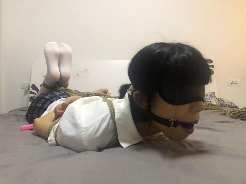 【新月原创】【红豆】JK白丝蒙眼堵嘴 td忍耐训练 站内众筹中也请多多支持！ - 视频已发布！视频原味、约绑攻略有售直接滴 QQ: 2389316626! ! ! 本工作室正式启动会员优惠折扣方案 ， 请有兴趣的同好加 Q详询。定制图片小视频价格优惠～～ [驷马（俯卧）,堵嘴,白丝,眼罩/蒙眼,后手缚（低混乱值）,跳蛋,猎奇]