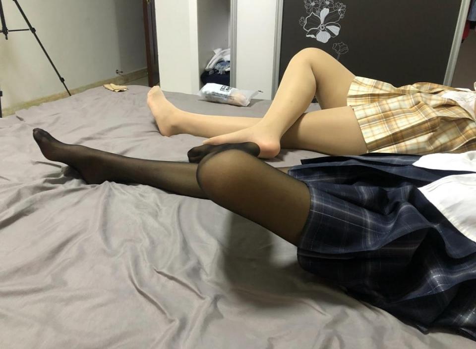 【新月原创】【玉箫红豆】JK黑丝豆白丝玉 背对背捆绑 用胶带头脚相对捆绑 原味堵嘴 - 视频原味、约绑攻略有售直接滴 QQ: 629374436! ! ! 本工作室正式启动会员优惠折扣方案 ， 请有兴趣的同好加 Q详询。定制图片小视频价格优惠～～