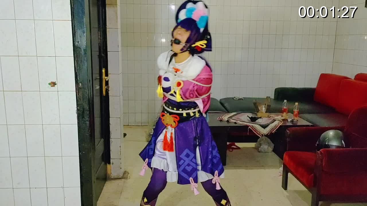 FetiSale - Video 【cos捆绑】云锦姐姐被囚禁，cos特别原神冲击，长筒袜靴子站立系带风格，腿伸着棍子。